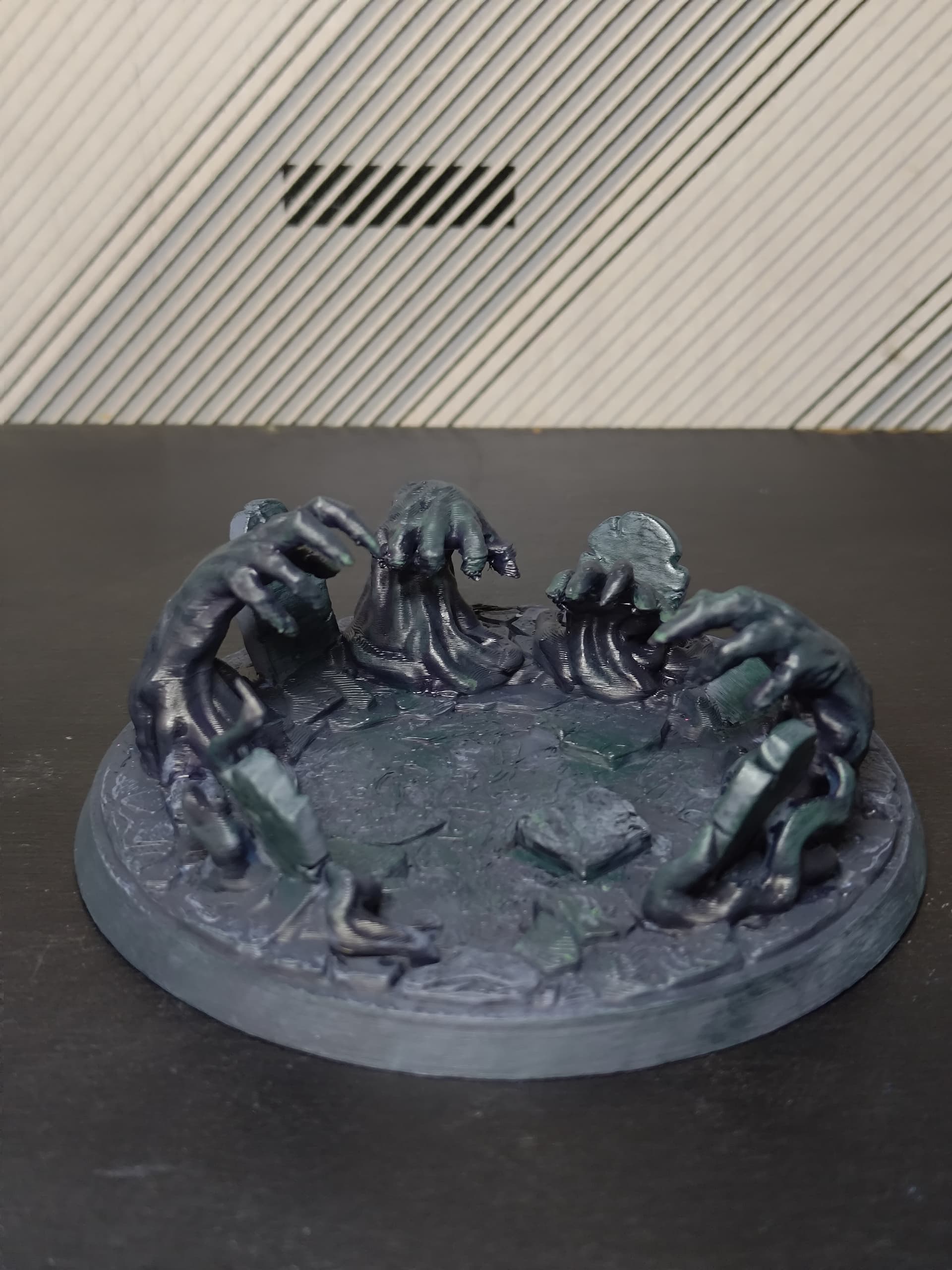 幽靈系專用：鬼手墓碑地臺 - Thumbnail