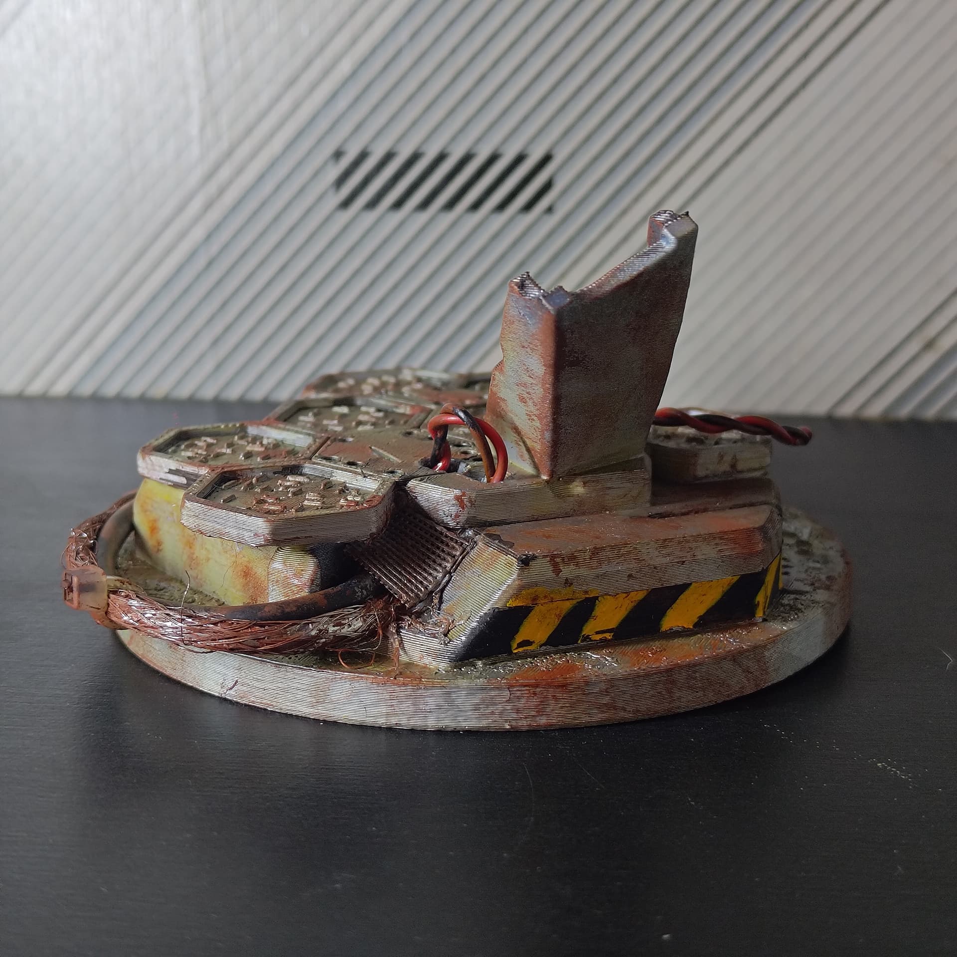 波士可多拉：廢棄工業風鋼筋底座 - Thumbnail